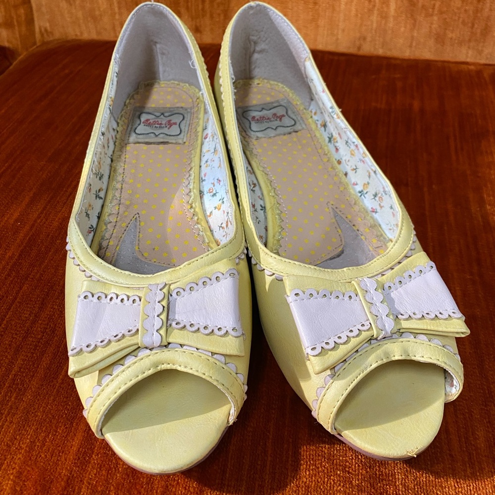 Pale yellow Bettie Pegs heels size 10